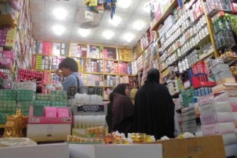 Musim haji toko-toko di kota Makkah diserbu pembeli.