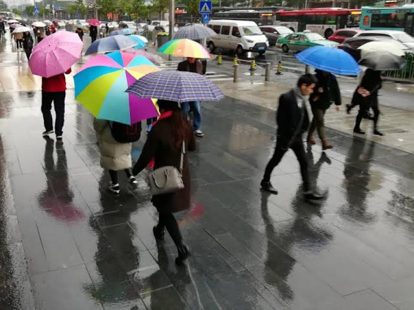  Badan Meteorologi, Klimatologi dan Geofisika (BMKG) memprakirakan cuaca akan hujan di sebagian besar kota di Tanah Air pada Ahad (21/5/2023). (ilustrasi)
