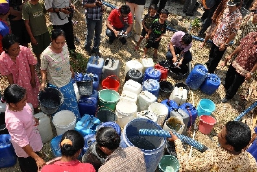 Musim kemarau panjang sebabkan krisis air bersih di sejumlah wilayah di Tanah Air.