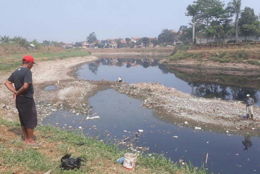 Musim kemarau, warna air Sungai Citarum di Kampung Jambatan, Desa Margahayu, Kecamatan Margahayu, Kabupaten Bandung hitam pekat. (ilustrasi)