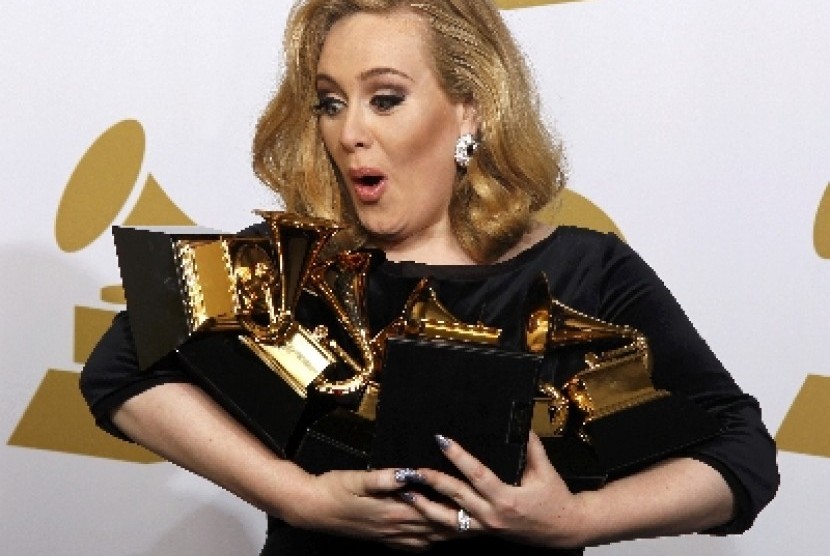 Musisi Adele berpose usai memenangkan sejumlah penghargaan musik Grammy Awards beberapa tahun lalu.