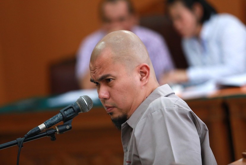 Musisi Ahmad Dhani di minintai keterangan sebagai saksi saat menghadiri sidang praperadilan Farhat Abbas di Pengadilan Negeri Selatan, Ampera, Jakarta, Rabu (23/9). 