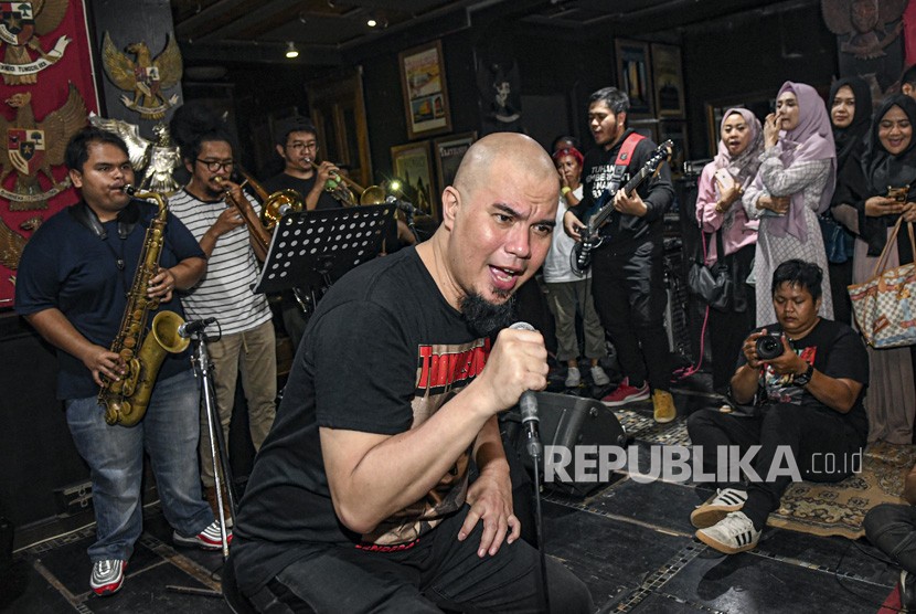 Musisi Ahmad Dhani melakukan sesi latihan jelang konsernya di Jakarta, Senin (30/12/2019).