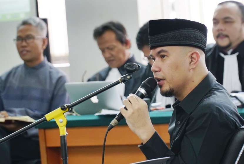 Musisi Ahmad Dhani memberikan kesaksian pada sidang dugaan pelanggaran UU ITE dengan terdakwa Buni Yani yang digelar di Gedung Dinas Perpustakaan dan Kearsipan (Dispusip) Bandung, Jawa Barat, Selasa (22/8).