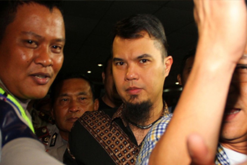 Musisi Ahmad Dhani memenuhi panggilan pemeriksaan di Direktorat Lalu Lintas Polda Metro Jaya, Pancoran , Jakarta, Rabu (11/9).