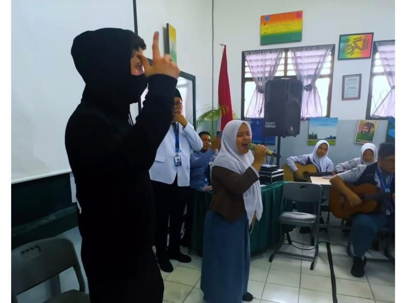 Musisi Alan Walker saat mengunjungi Al-Azhar Medan. Walker mengajak guru bernama Tri Adinata dan para murid tampil di konsernya di Jakarta pada 8 Juni 2024.