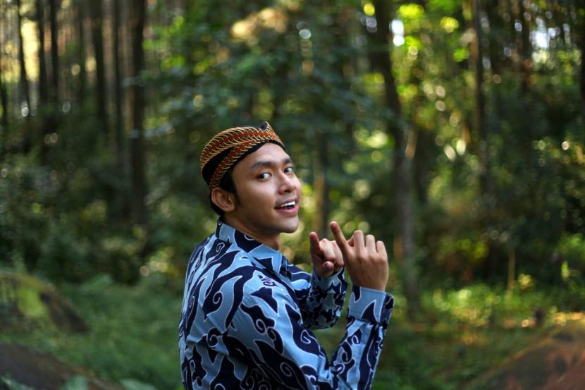 Musisi Alif Rizky alias Paijo, mantan personel boyband S4, merilis tembang berbahasa Jawa Loro Dhewe bersama Pika Iskandar dan Dykoplo. 