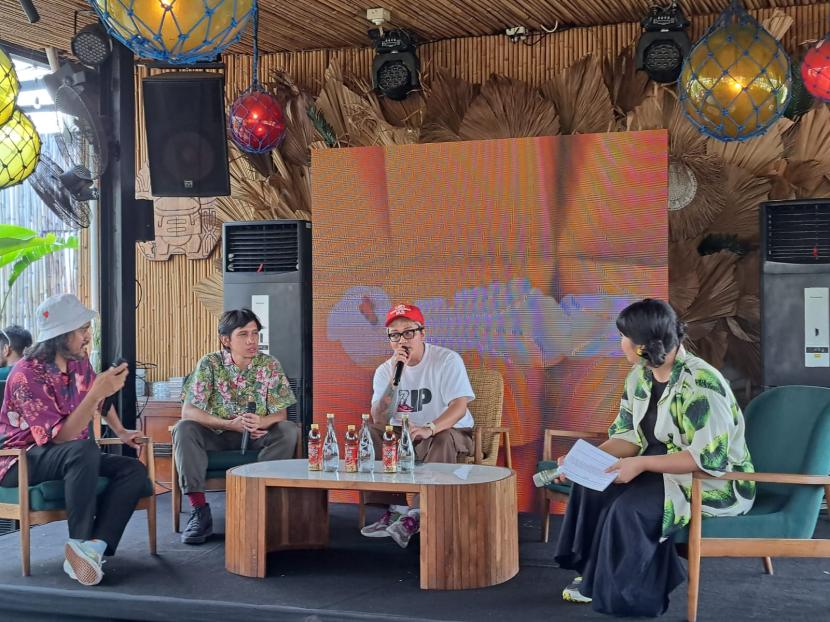 Musisi Ananda Badudu (kedua dari kiri) dan Dochi Sadega (berbaju putih) pada konferensi pers persiapan festival musik Pestapora 2023 di Jakarta, Rabu (20/9/2023).