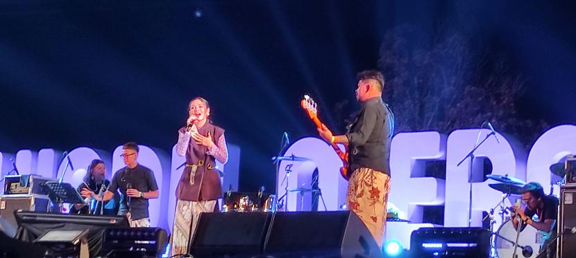 Musisi Andien saat tampil di panggung Prambanan Jazz Festival 2022.