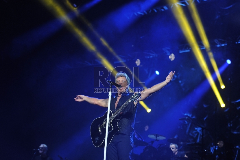 Musisi asal Amerika Serikat Jon Bon Jovi beraksi saat menggelar konser di Stadion Gelora Bung Karno, Senayan, Jakarta, Jumat (11/9).Republika/Edwin Dwi Putranto