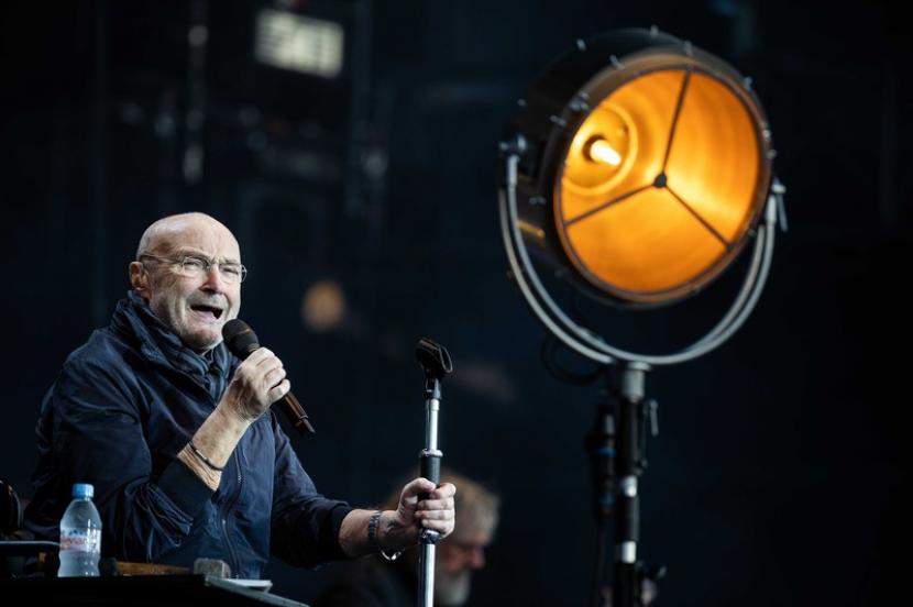 Musisi asal Inggris Phil Collins saat tampil dalam tur konser Still Not Dead Yet di Nijmegen, Belanda, 20 June 2019. Collins hanya bisa duduk selama konser reuni Genesis di Jerman, Senin (7/3/2022). 