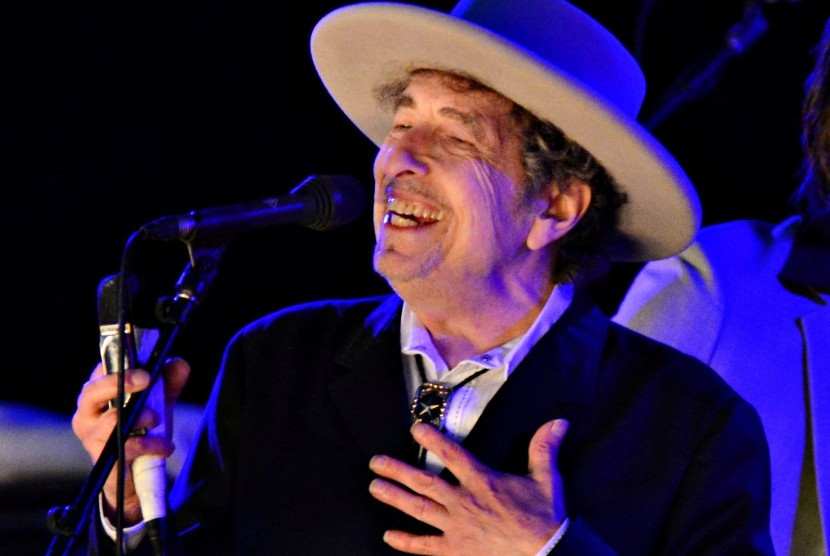 Buku Bob Dylan berisi 60 esai dengan membedah lagi dari musisi ternama dunia.