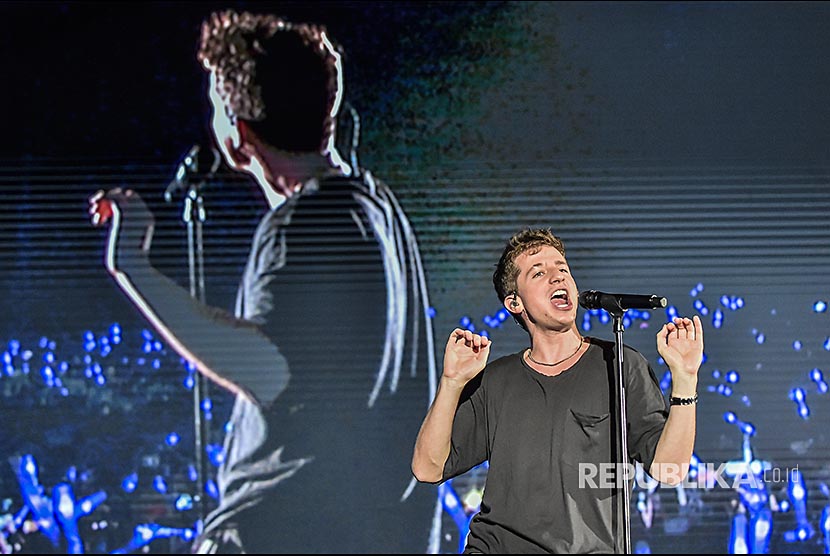 Musisi Charlie Puth tampil dalam konser bertajuk 'Voicenotes Live In Indonesia' di ICE BSD, Tangerang, Banten, Jumat (16/11)