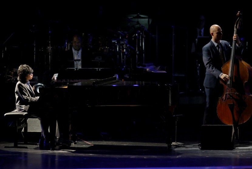 Musisi cilik Indonesia Joey Alexander saat tampil di panggung Grammy Awards, (16/2).