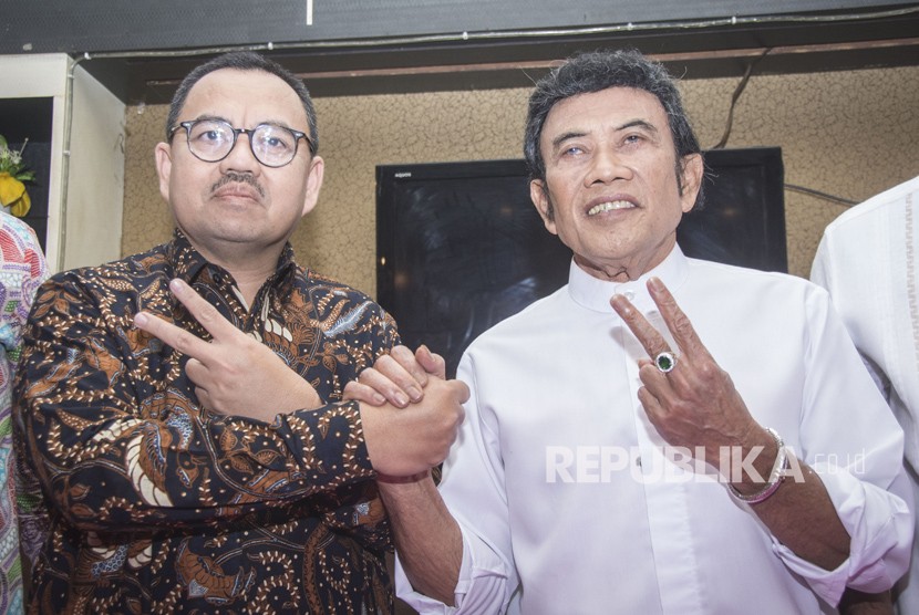 Musisi dangdut Rhoma Irama (kanan) didampingi Calon Gubernur Jawa Tengah Sudirman Said (kiri) memberikan salam dua jari seusai memberikan keterangan pers mengenai Pilkada Jawa Tengah di Jakarta, Selasa (27/3).