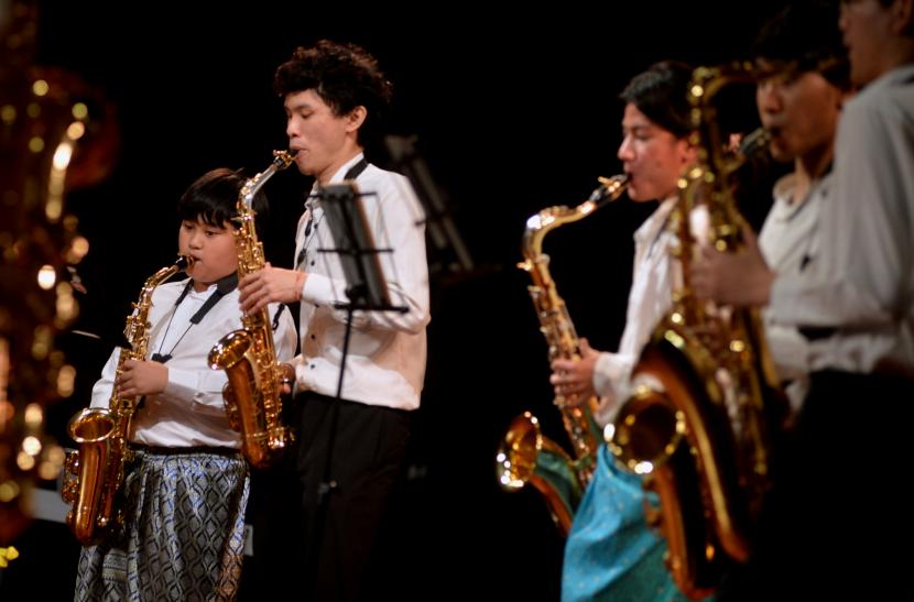 Musisi dari kelompok Gusto Junior Saxophone Ensemble asal Thailand saat tampil dalam Indonesia Orchestra Ensemble Festival (IOEF) 2022 di Denpasar, Bali, Ahad (25/9/2022). Festival tersebut diselenggarakan untuk memberikan ruang apresiasi kepada seniman musik, khususnya grup musik besar seperti orkestra dan ensemble. 
