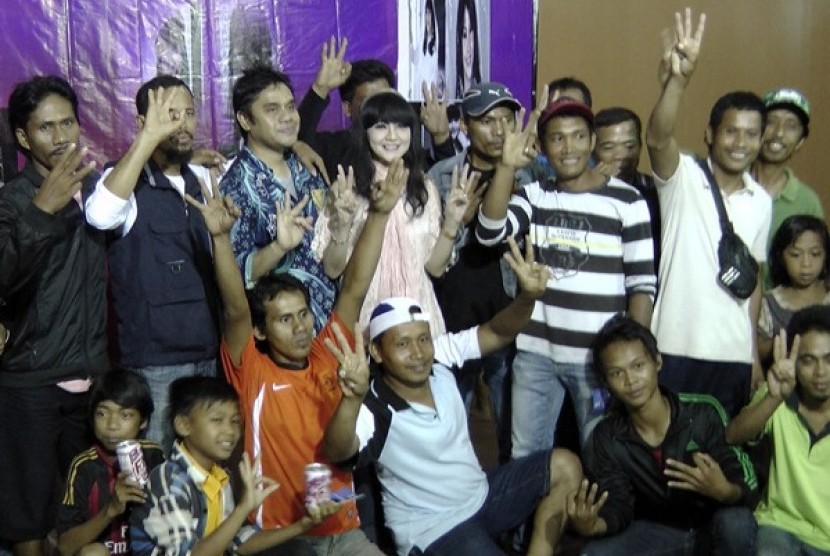 musisi dwiki darmawan dan ita purnasamari usai menghibur masyarakat indonesia di sabah