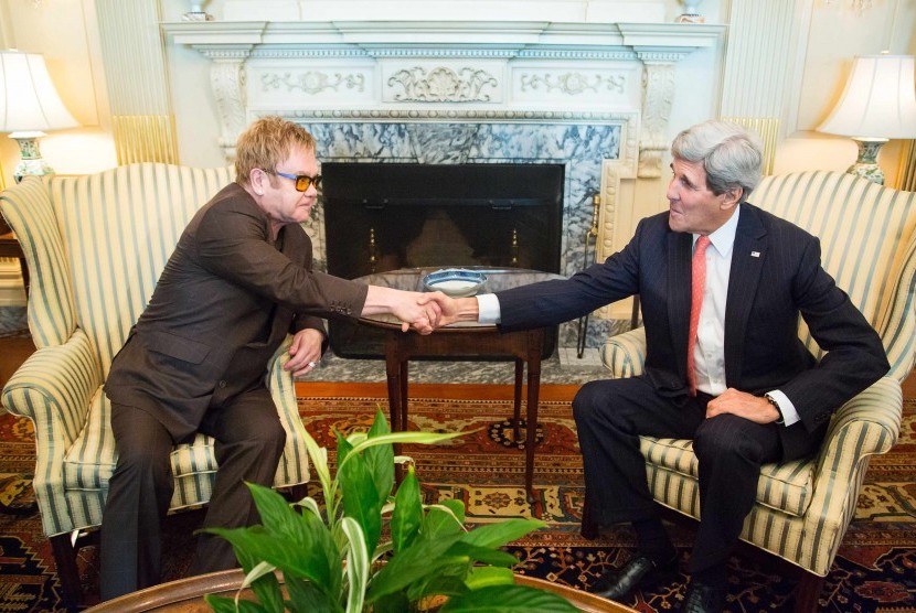 Musisi Elton John saat berbincang dengan Menlu AS John Kerry tentang upaya memberantas AIDS.