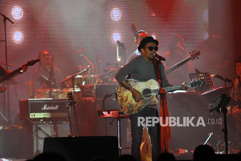 Musisi Glenn Fredly bernyanyi pada konsernya yang bertajuk 'Tanda Mata' (TNDMT) Glenn Fredly untuk Slank di Gandaria City Hall, Jakarta, Sabtu (30/9). 