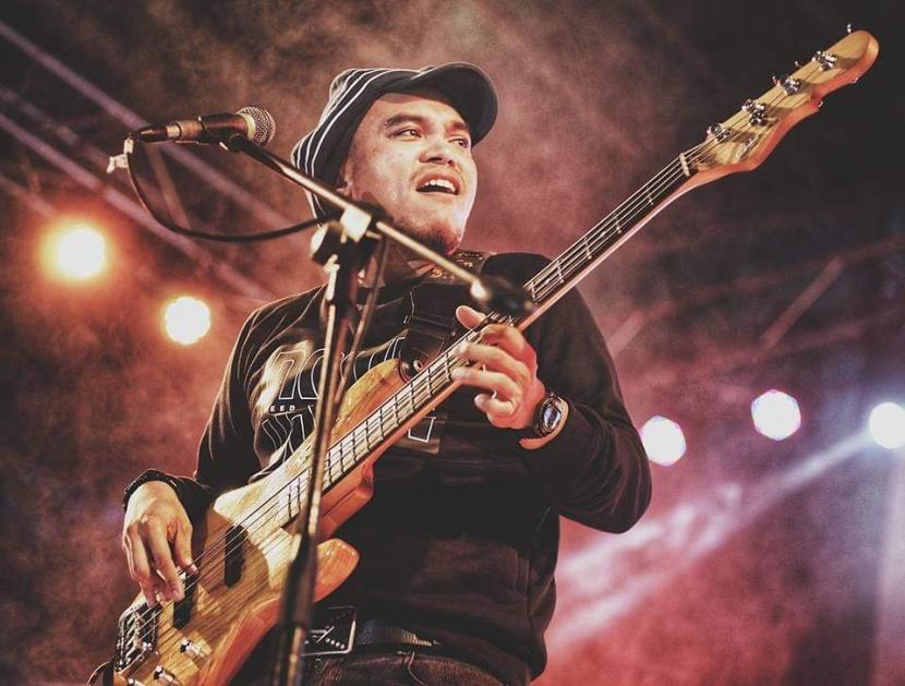 Musisi Indonesia Barry Likumahuwa merilis lagu terbaru berjudul Nona Manis. 