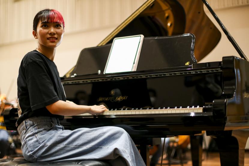 Musisi Isyana Sarasvati berpose saat mengikuti latihan menjelang konser Simfoni untuk Bangsa 2022 di Balai Resital Kertanegara, Jakarta, Rabu (24/8/2022). Kini, Isyana menekuni genre rock progresif.