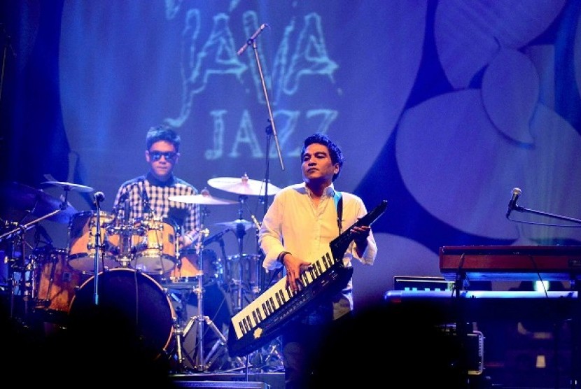 Musisi jazz, Indra Lesmana bersama Lesmana Likumahua Wiranata (LWW) beraksi menghibur penggemarnya dalam Java Jazz Festival (JJF) 2013 di JIExpo Kemayoran, Jakarta, Jumat (1/3).