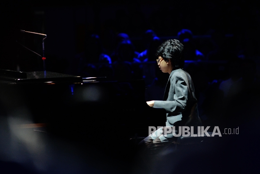 Musisi jazz muda Joey Alexander tampil dalam live in concert di JIEXPO Kemayoran, Jakarta, Ahad (22/5)