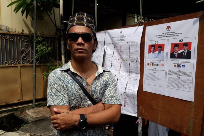 Musisi Kaka Slank menunjukkan jarinya setelah menggunakan hak pilih di TPS 31 Kelurahan Duren Tiga, Kecamatan Pancoran, Jakarta Selatan, Rabu (17/4).