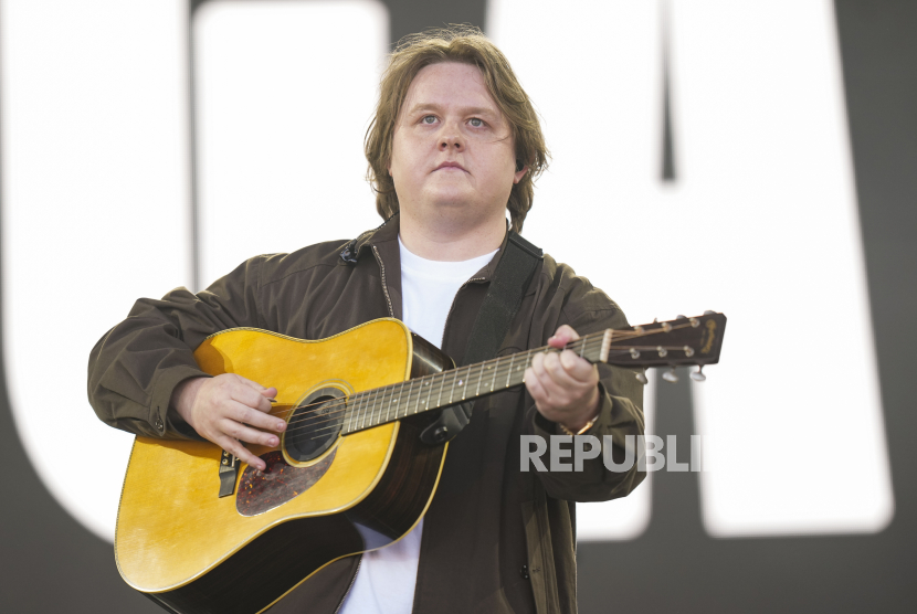 Musisi Lewis Capaldi. Dia bekerja sama dengan platform terapi daring BetterHelp untuk memberikan akses terapi gratis selama 734 ribu jam kepada para penggemarnya di seluruh dunia.