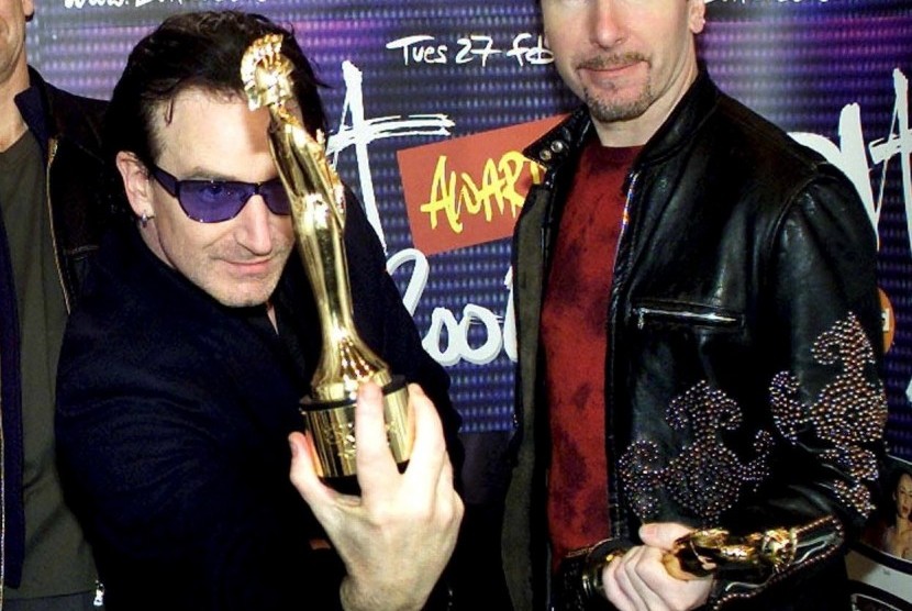 Musisi memegang penghargaan BRIT Awards.