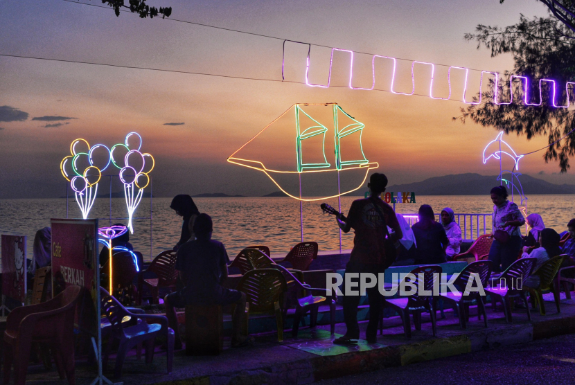 Musisi menghibur pengunjung di salah satu kafe terbuka di Kawasan Wisata Kuliner Kolaka, Sulawesi Tenggara, beberapa waktu lalu. 
