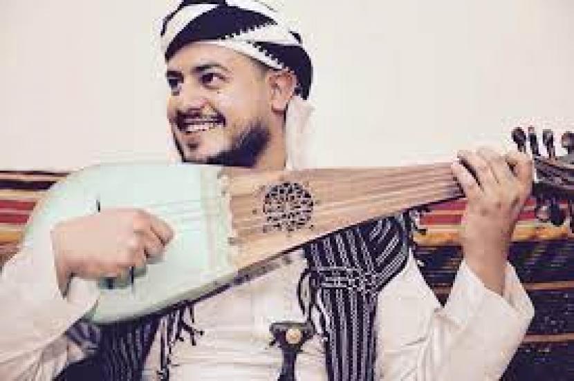 Mengenal Musisi yang Melestarikan Warisan Musik Kuno Yaman. Musisi muda yang melestarikan warisan musik kuno Yaman, Muhammad Hejry.