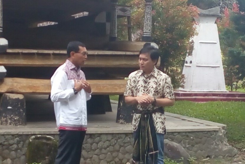 Musisi nasional Yovie Widianto (kanan) berbincang dengan Bupati Simalungun Jopinus Ramli (JR) Saragih di depan Rumah Bolon Pematang Purba, istana Raja Simalungun pertama.