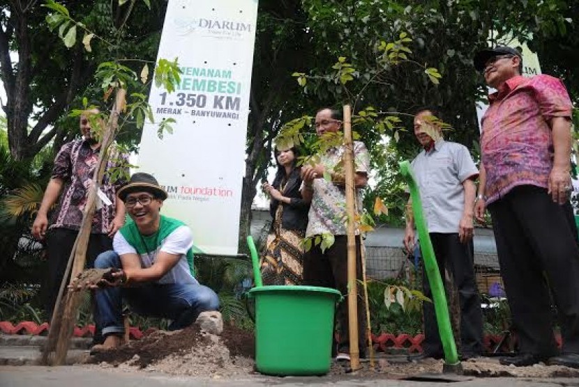 Musisi Nugie melakukan penanaman pohon Trembesi di Taman Flora (Kebun Bibit), Bratang, Surabaya
