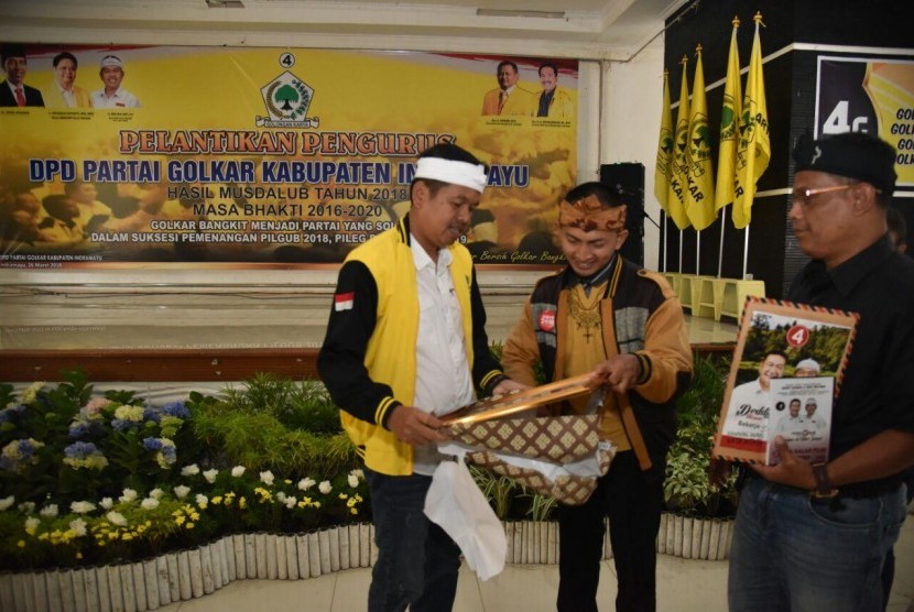 Musisi Pantura Nano Suwarno menghadiahi lagu 'Aja Salah Pilih' untuk pasangan Cagub Cawagub Jabar, Deddy Mizwar-Dedi Mulyadi, Senin (26/3).