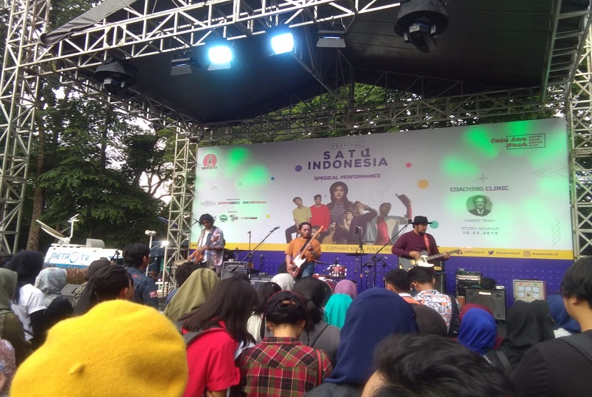 Musisi pengisi acara Satu Indonesia sedang beraksi di atas panggung