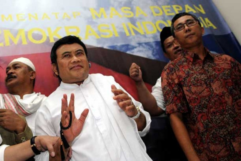  Musisi Rhoma Irama (kiri) didampingi Ketua Panwaslu DKI Jakarta, Ramdansyah (kanan), ketika memberi keterangan kepada pers usai pemanggilannya oleh Panwaslu DKI Jakarta, Jakarta Pusat, Senin (6/8). 