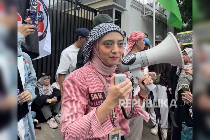 Musisi sekaligus desainer, Chiki Fawzi, ikut dalam aksi solidaritas Global March to Gaza yang digelar di Jakarta, Ahad (15/6/2025). 