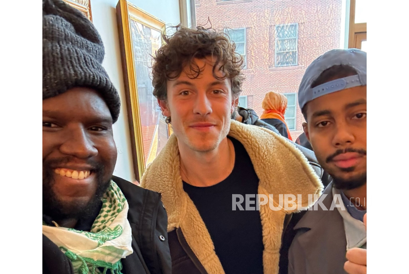 Musisi Shawn Mendes. Shawn Mendes, mencuri perhatian publik setelah terlihat mengikuti ibadah Sholat Jumat di New York University pada Jumat (17/1/2025).