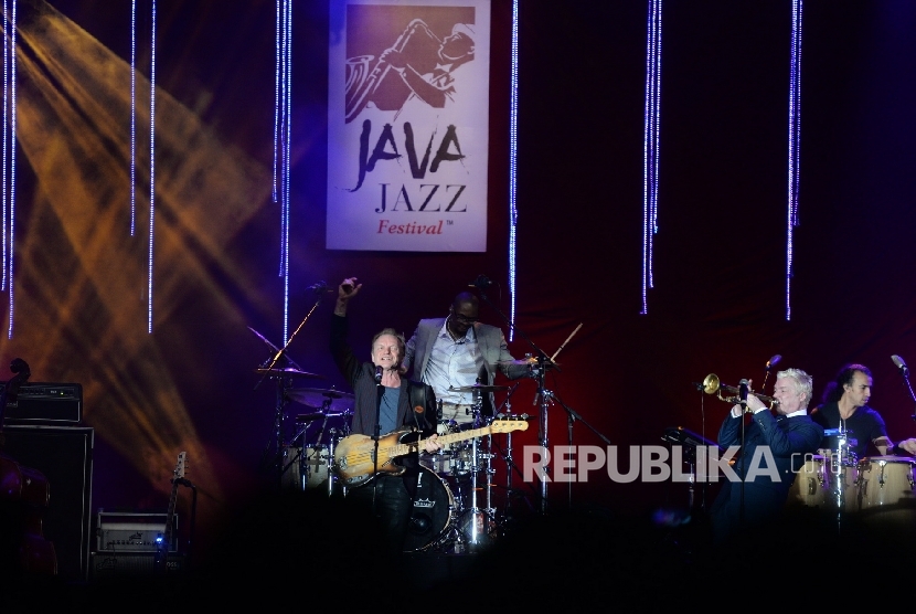 Musisi Sting tampil bersama Chris Botti pada Java Jazz Festival di JIExpo, Jakarta, Ahad (6/3) dini hari. 