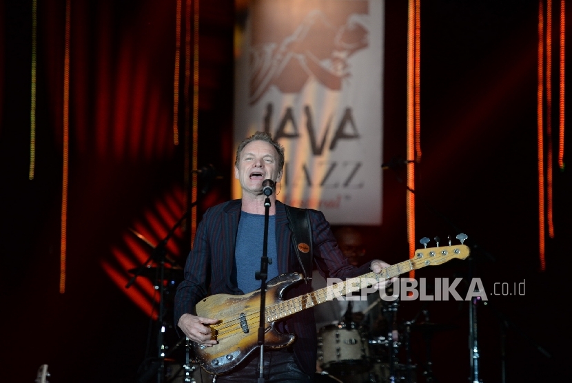 Musisi Sting tampil pada Java Jazz Festival di JIExpo, Jakarta, Ahad (6/3) dini hari.  (Republika/Wihdan Hidayat)