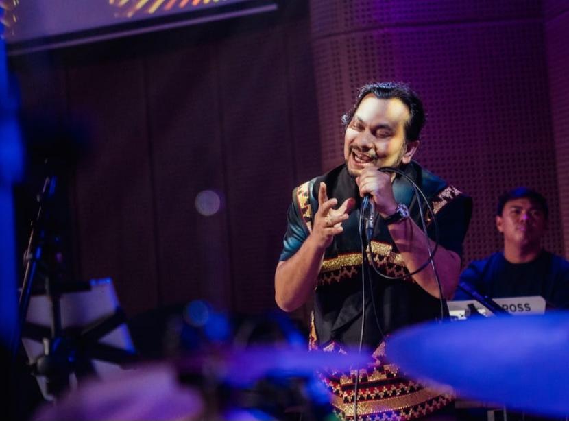 Musisi Tompi tampil di acara re-launching Galeri Indonesia Kaya di mal Grand Indonesia, Jakarta, Jumat (12/5/2023).