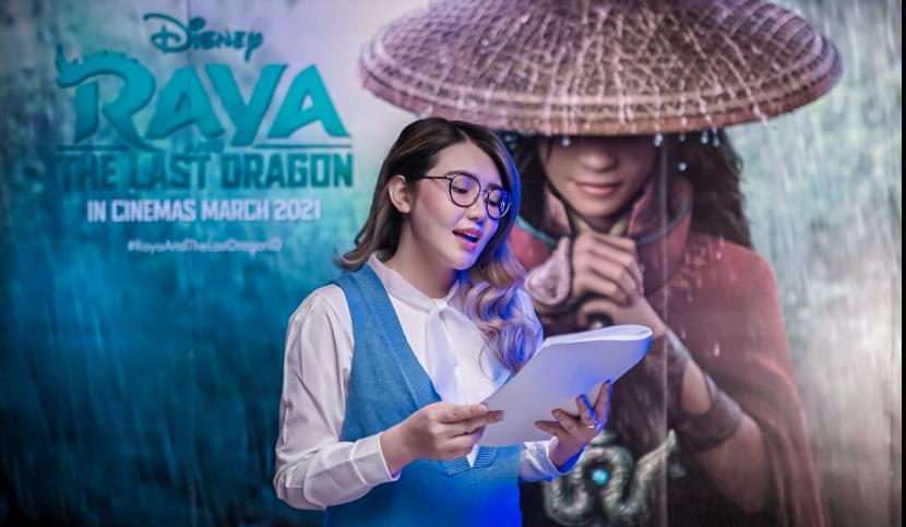 Musisi Via Vallen menyanyikan Kita Bisa, versi bahasa Indonesia dari lagu tema orisinal film Raya and the Last Dragon