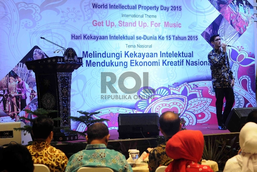 Musisi yang juga Duta Hak Kekayaan Intelektual (HKI) 2015, Afgan Syah Reza bernyanyi saat hari Hak Kekayaan Intelektual (HKI) sedunia ke 15 di Kementerian Hukum dan Ham, Jakarta, Kamis (7/5). (Republika/Agung Supriyanto)