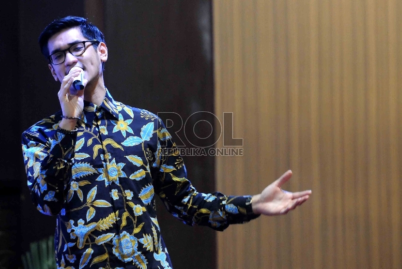 Musisi yang juga Duta Hak Kekayaan Intelektual (HKI) 2015, Afgan Syah Reza bernyanyi saat hari Hak Kekayaan Intelektual (HKI) sedunia ke 15 di Kementerian Hukum dan Ham, Jakarta, Kamis (7/5).