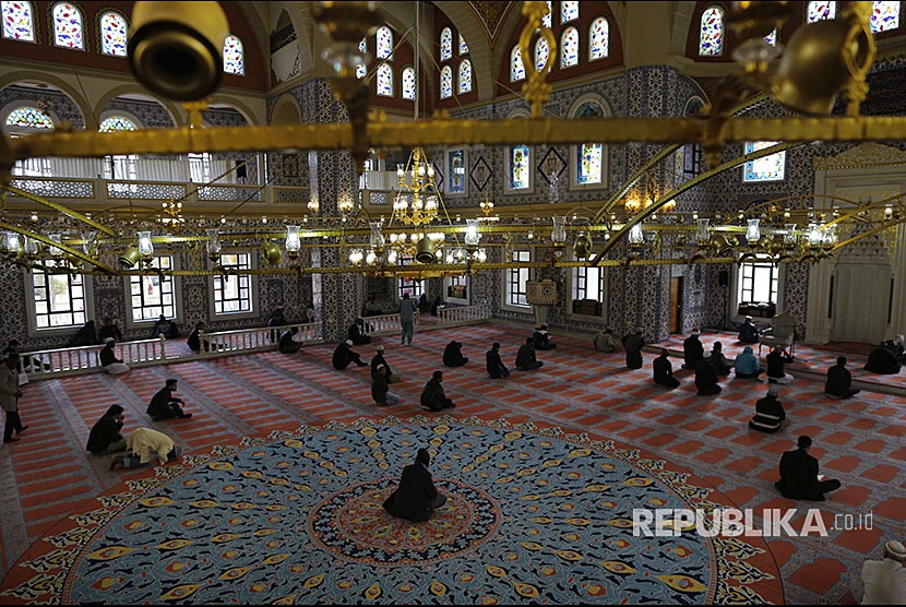 Sebagian Masjid di Afrika Selatan Tutup Sementara. Muslim Afrika Selatan bersiap untuk menjalankan ibadah Shalat Jumat di masjid Nizamiye, Johannesburg, South Africa, Jumat (18/5).(Kim Ludbrook/EPA EFE)