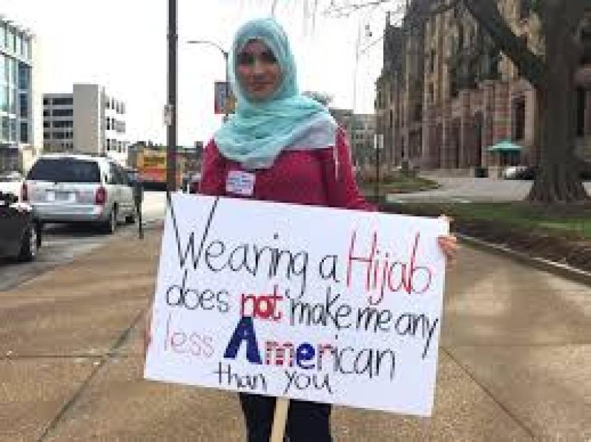Muslim America protes pelarangan jilbab.