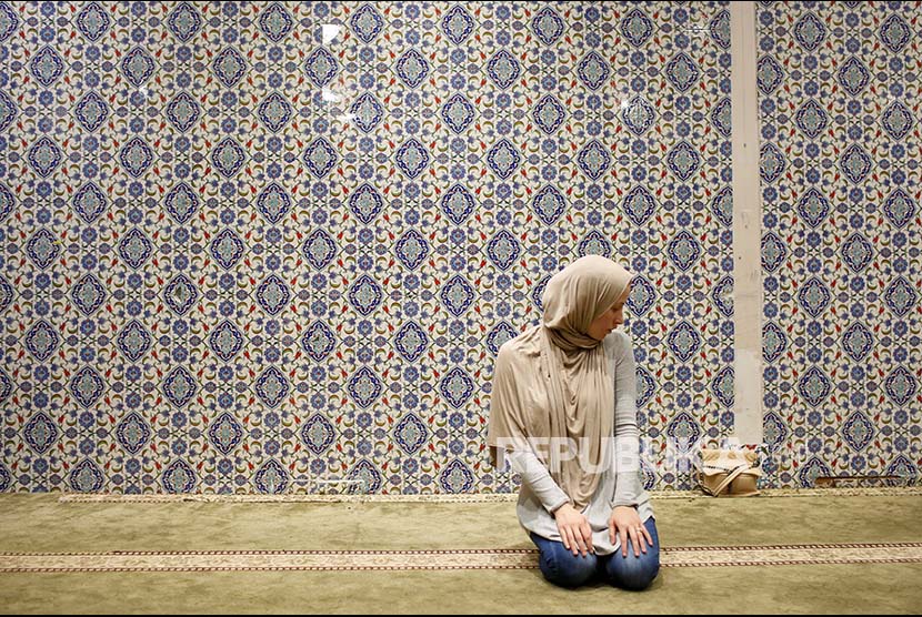 Muslim Amerika Emily Miry, 24, menyelesaikan shalat Ashar di Islamic Cultural Center, Manhattan, New York 