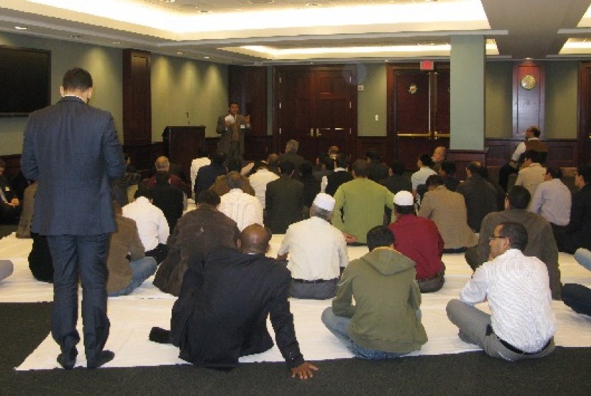Muslim Amerika Serikat sedang menunaikan shalat Jumat di Gedung Capitol Washington