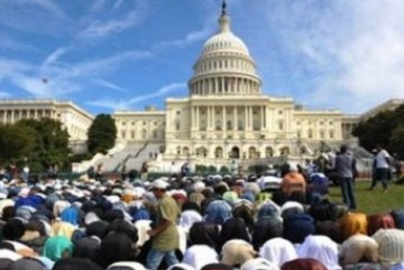 Gelombang Transformasi Muslim di Dunia Barat. Muslim Amerika shalat berjamaah di Capitol Hill